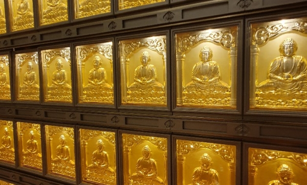 กำแพงหมื่นพุทธ  - ไพฑรูย์แบบตู้